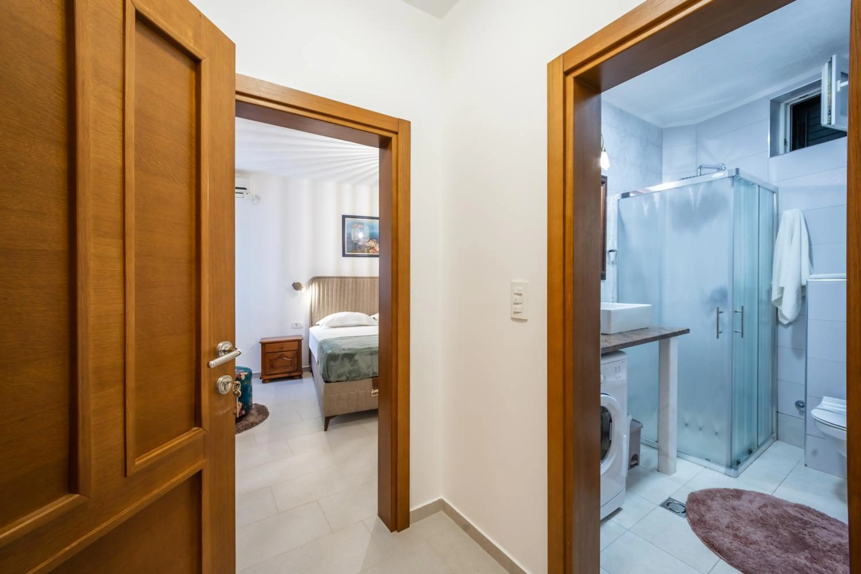 Text overlay in Guest House Medin