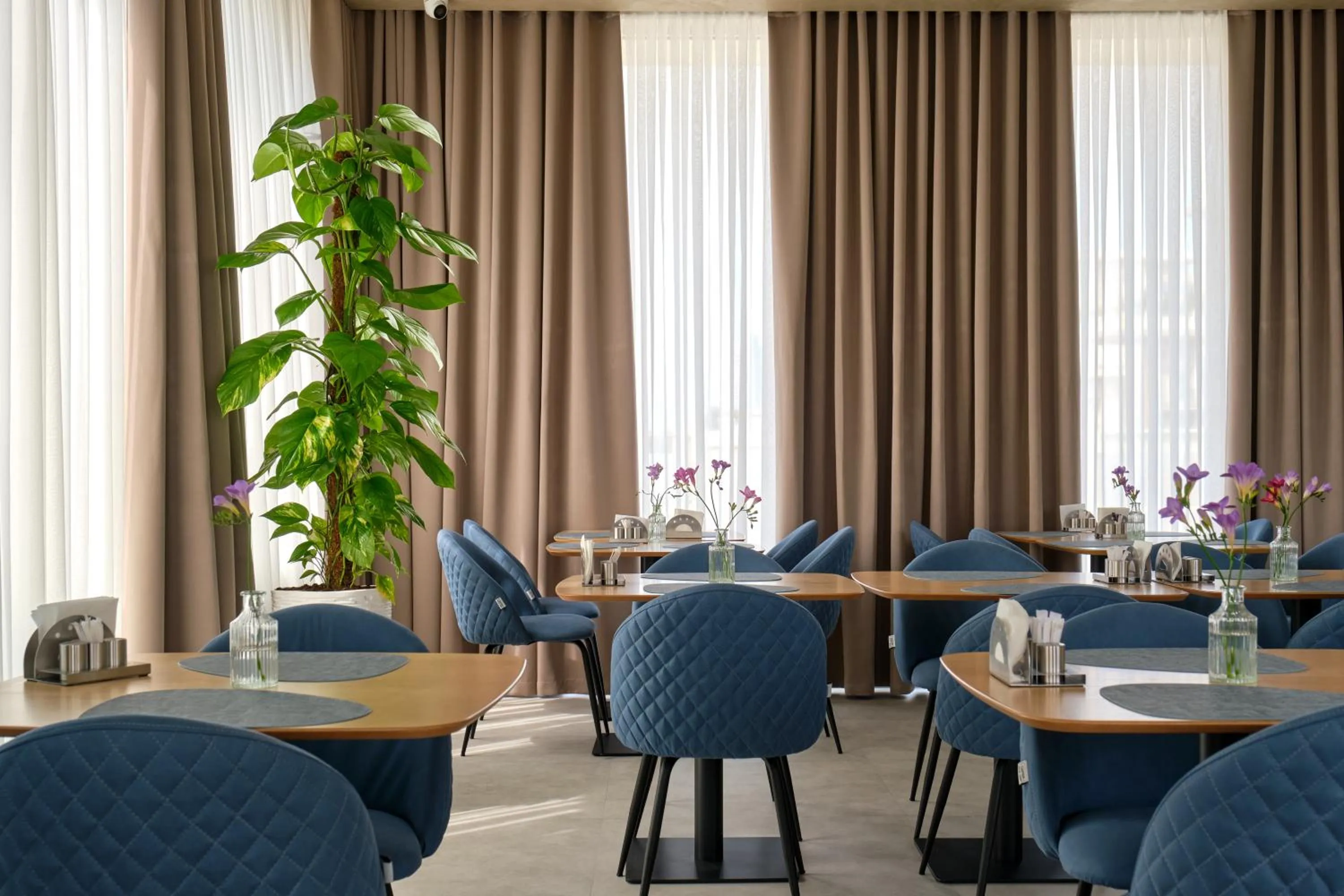 Restaurant/places to eat in STYLO Residences & Suites