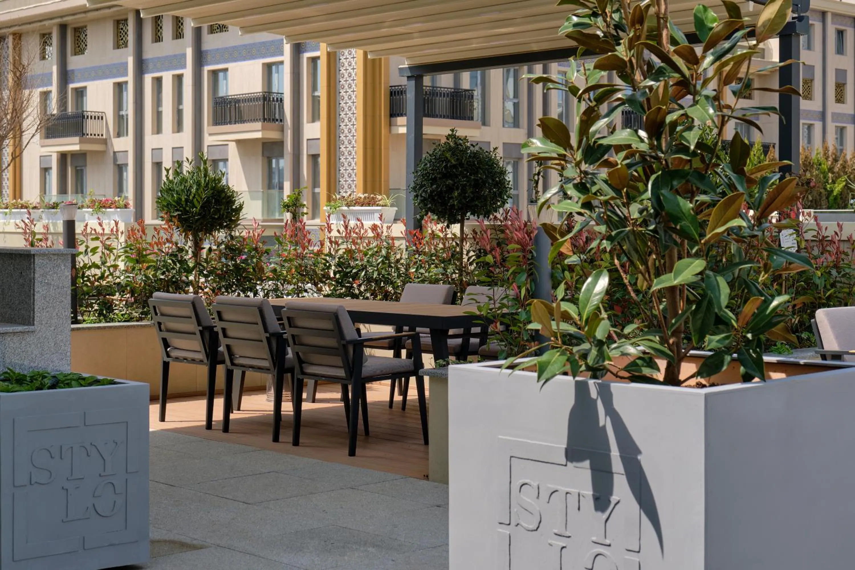 Restaurant/places to eat in STYLO Residences & Suites