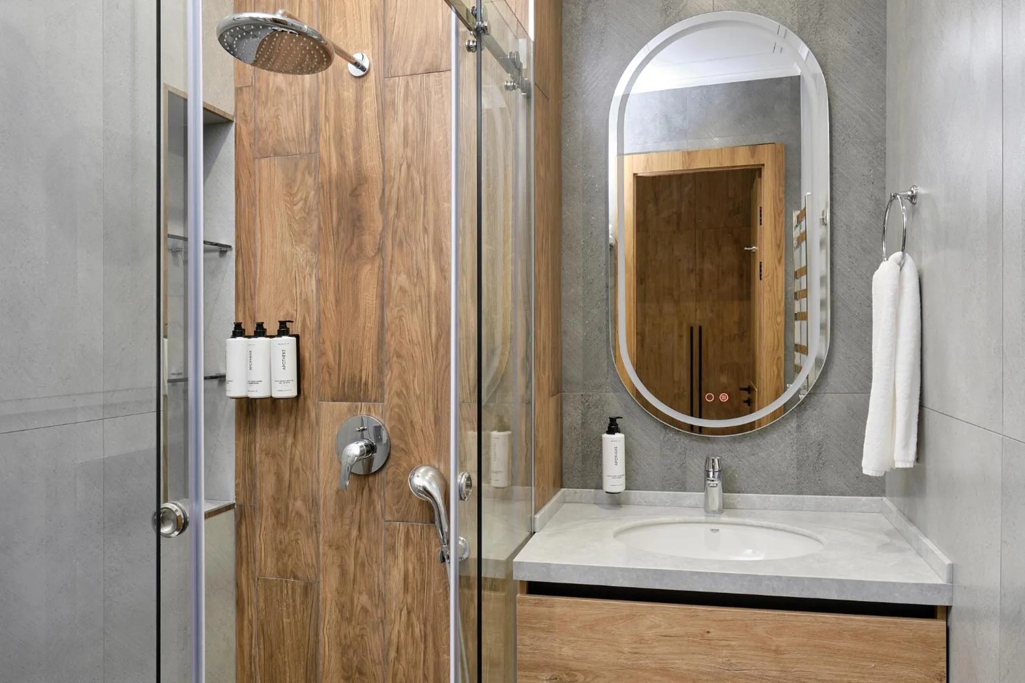 Shower in STYLO Residences & Suites