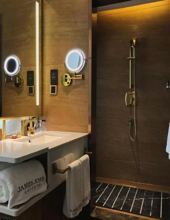 James Joyce Coffetel Anyang Railway Station Wenfeng Avenue Yinxu Scenic Spot