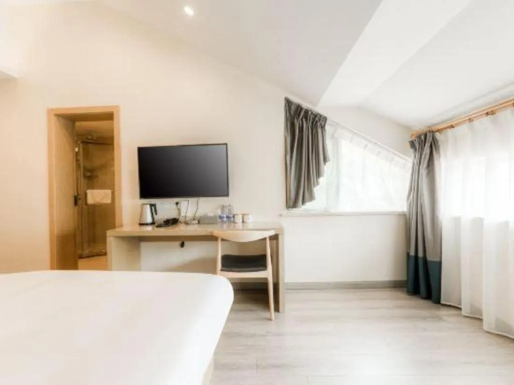 Bed in ZMAX Hotels Wuhan East Lake