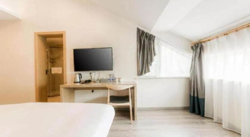 Bed in ZMAX Hotels Wuhan East Lake