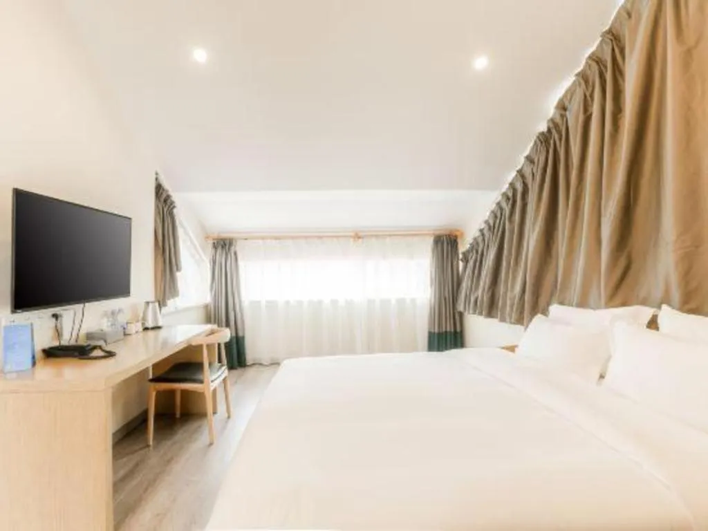 Bed in ZMAX Hotels Wuhan East Lake