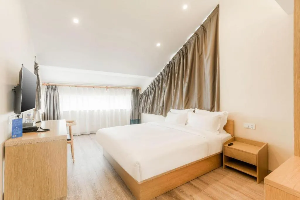 Bed in ZMAX Hotels Wuhan East Lake