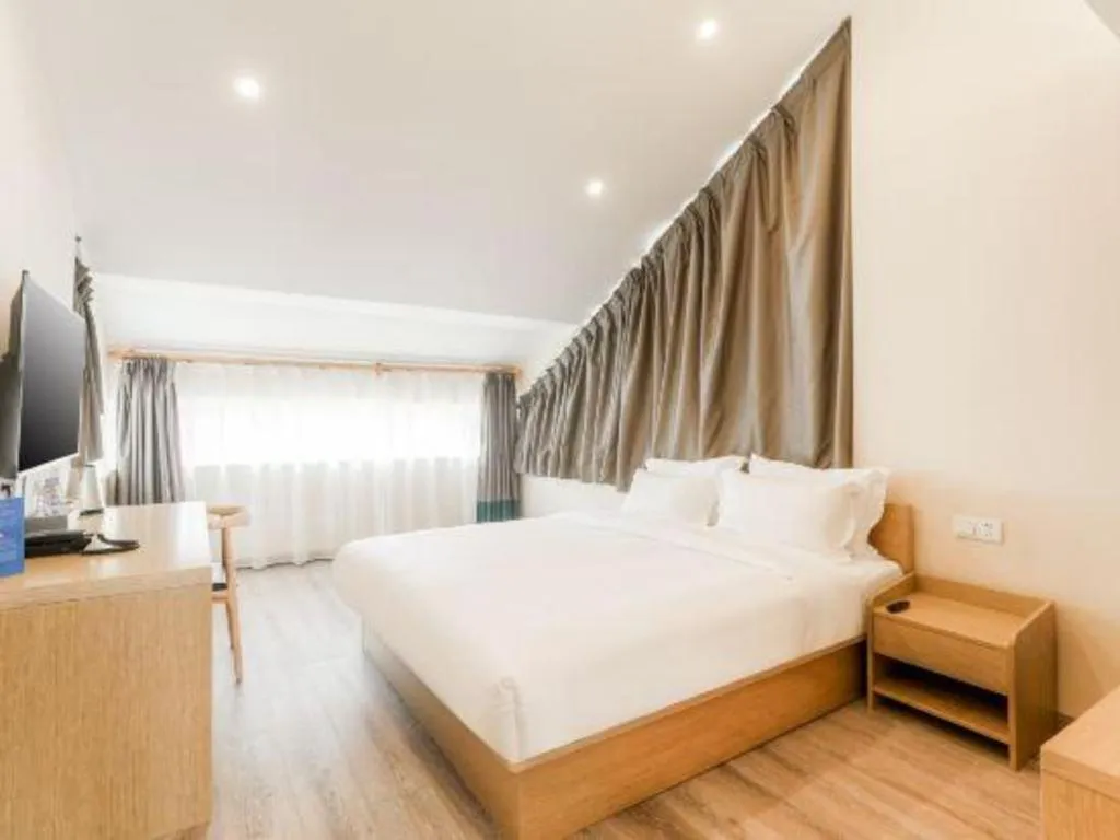 Bed in ZMAX Hotels Wuhan East Lake