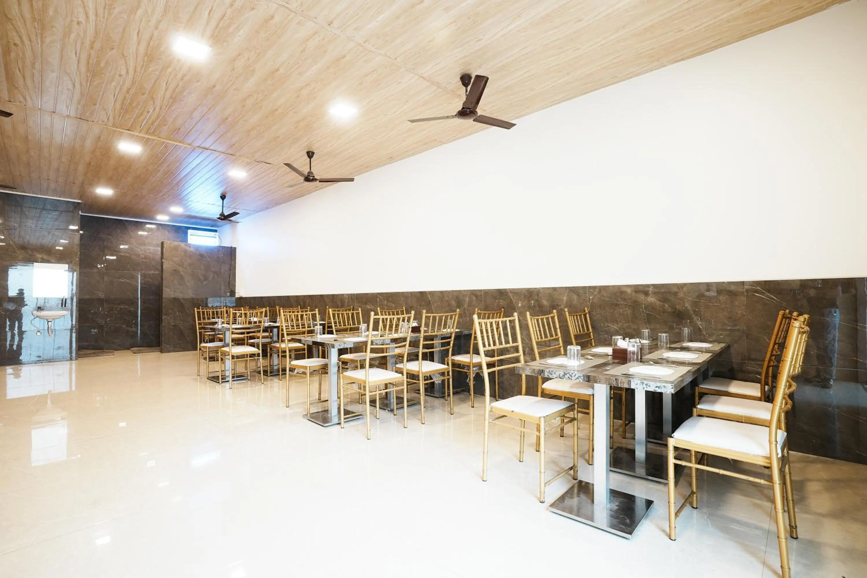 Restaurant/places to eat in Madhav Residency Hotel & Banquet, Kalyan, Mumbai