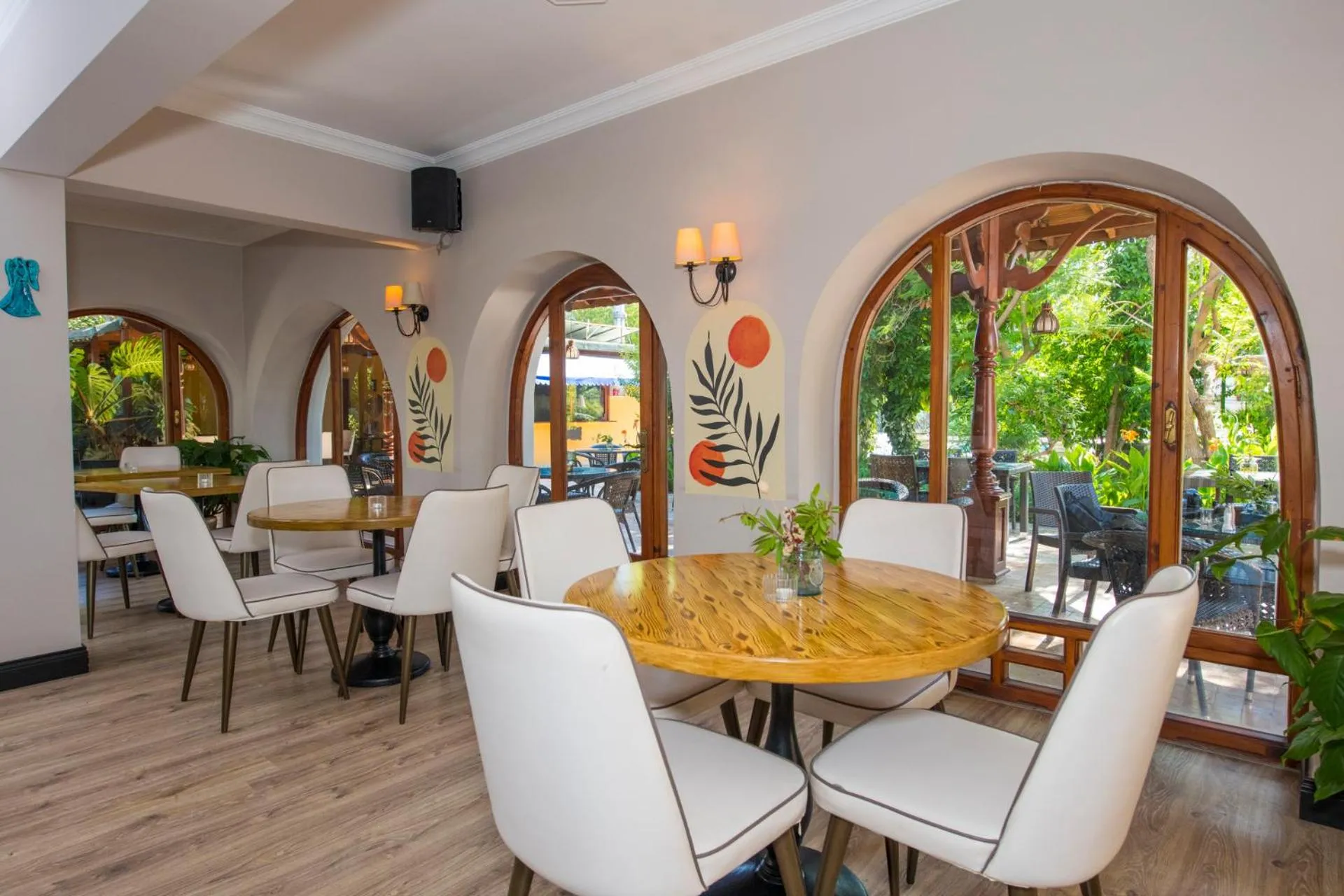 Restaurant/places to eat in Akkent Garden Hotel