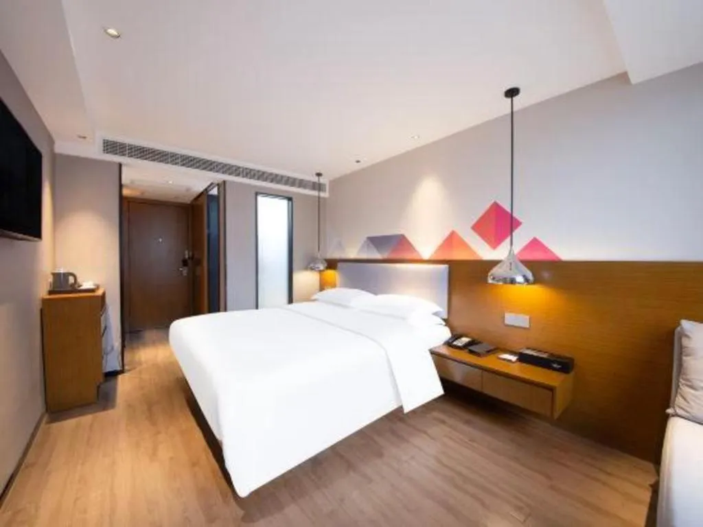 Bed in Borrman Hotel Zhanjiang Wuchuan Jinsha Plaza