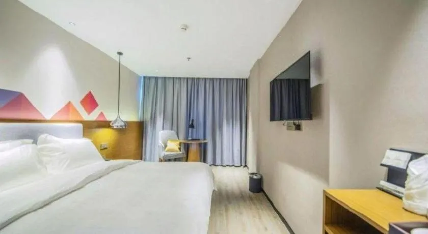 Bed in Borrman Hotel Zhanjiang Wuchuan Jinsha Plaza