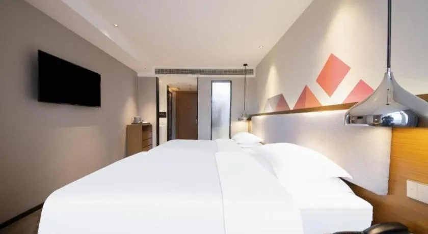 Bed in Borrman Hotel Zhanjiang Wuchuan Jinsha Plaza