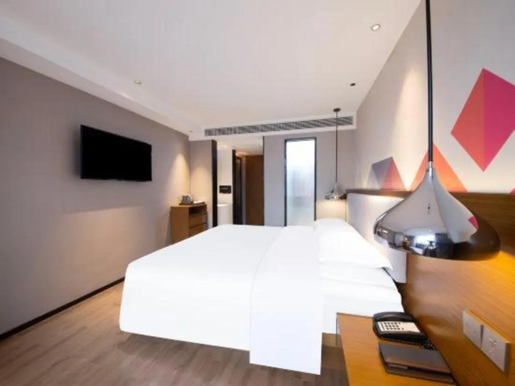 Bed in Borrman Hotel Zhanjiang Wuchuan Jinsha Plaza