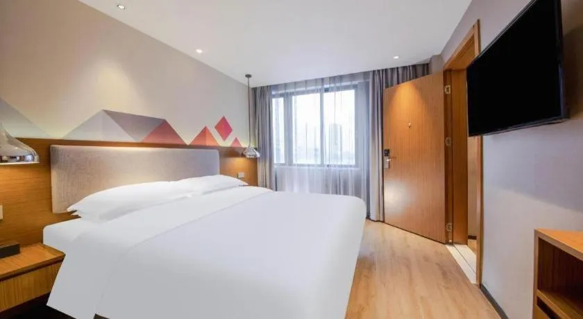 Bed in Borrman Hotel Zhanjiang Wuchuan Jinsha Plaza