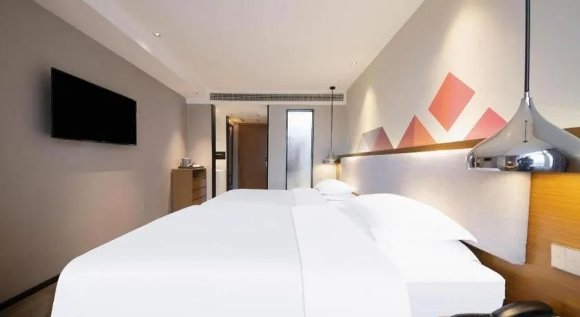 Bed in Borrman Hotel Zhanjiang Wuchuan Jinsha Plaza