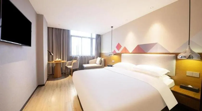 Bed in Borrman Hotel Zhanjiang Wuchuan Jinsha Plaza
