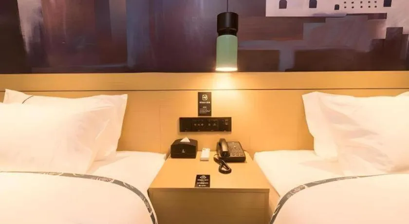 Bed in City Comfort Inn Zhuhai Doumen Daxin Xinduhui Pedestrian Street