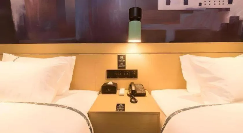 Bed in City Comfort Inn Zhuhai Doumen Daxin Xinduhui Pedestrian Street