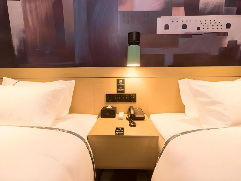 Bed in City Comfort Inn Zhuhai Doumen Daxin Xinduhui Pedestrian Street