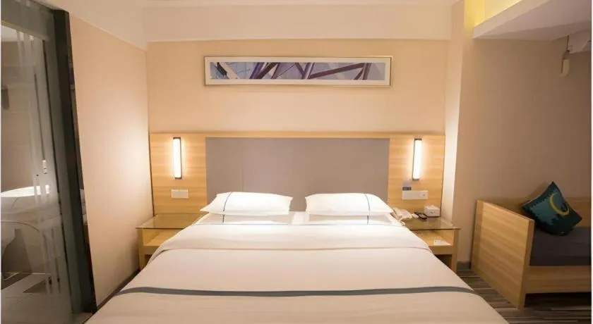 Bed in City Comfort Inn Chengdu Giant Panda Base