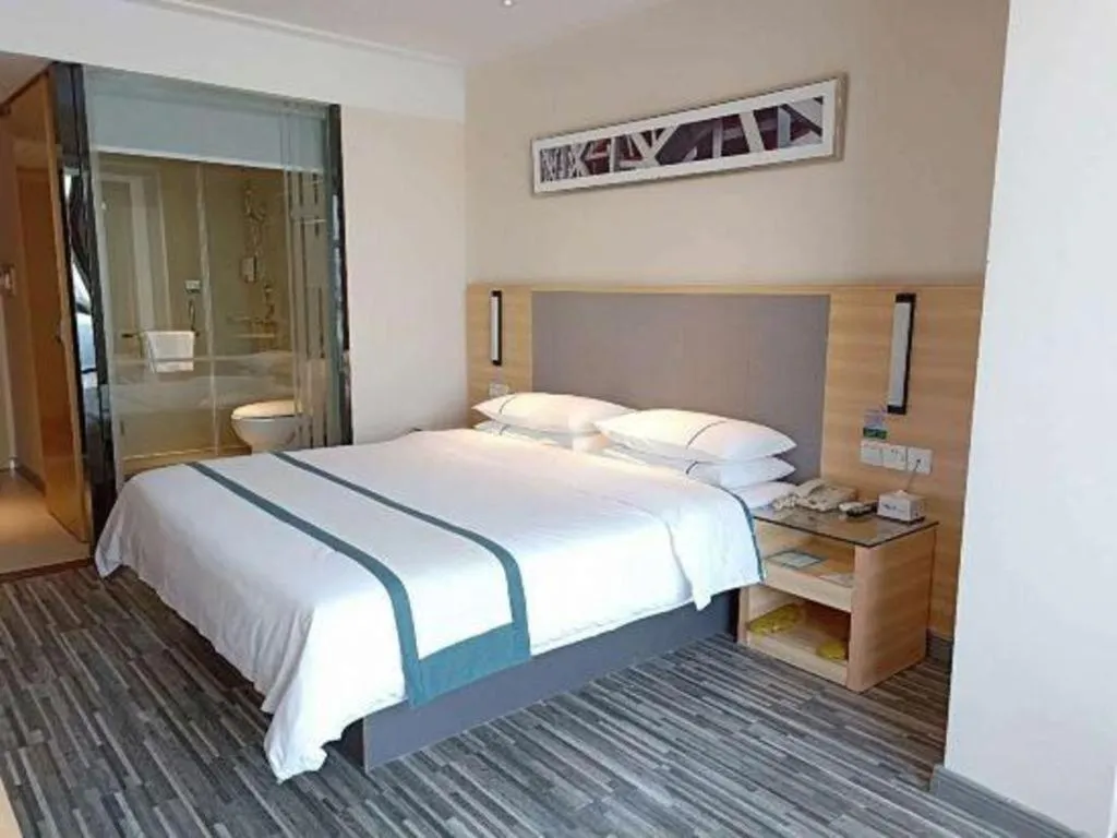 Bed in City Comfort Inn Chengdu Giant Panda Base