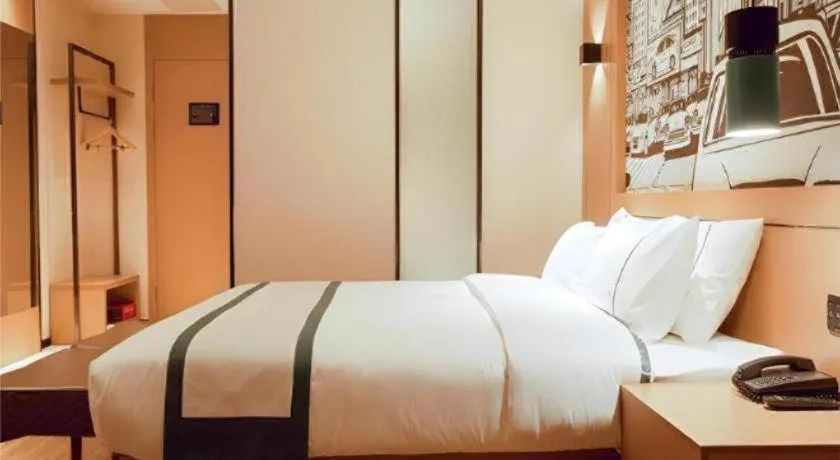 Bed in City Comfort Inn Honghu Shopping Park Bao'an Plaza