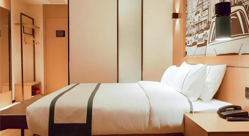 Bed in City Comfort Inn Honghu Shopping Park Bao'an Plaza