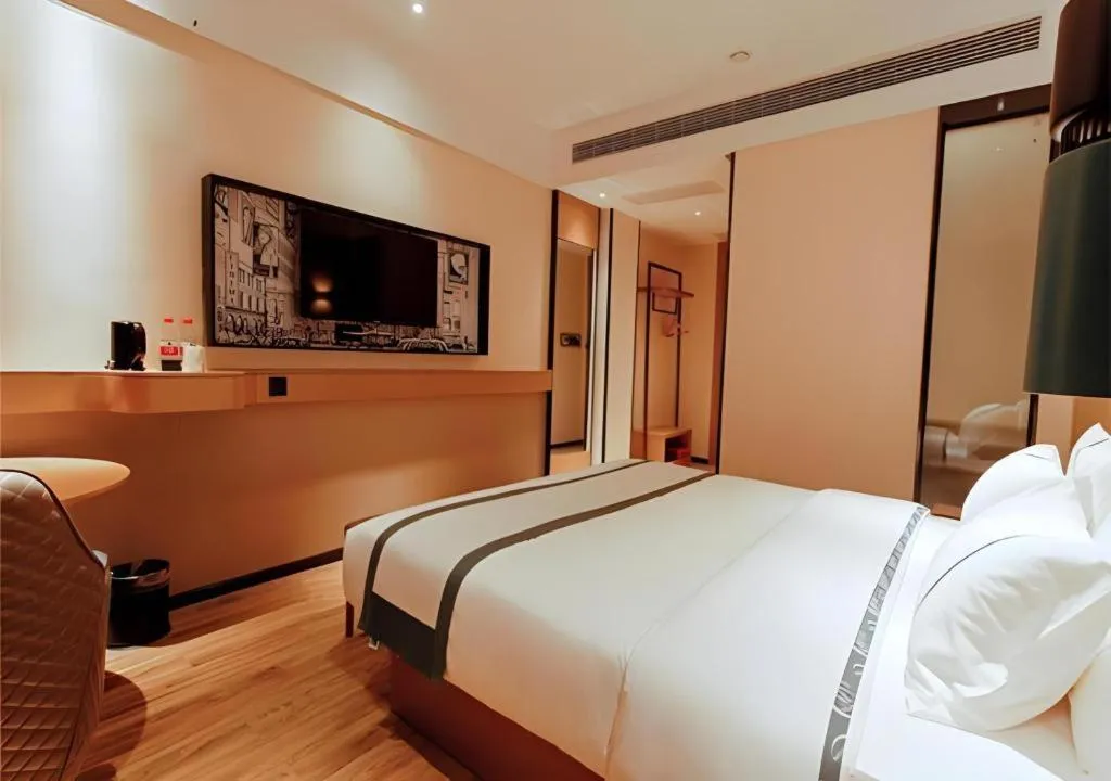 Bed in City Comfort Inn Honghu Shopping Park Bao'an Plaza