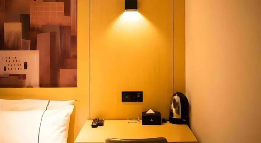 Bed in City Comfort Inn Changsha Outlets Datuo Metro Station