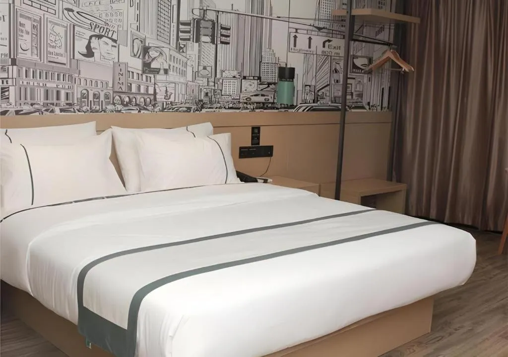 Bed in City Comfort Inn Loudi Sports Center