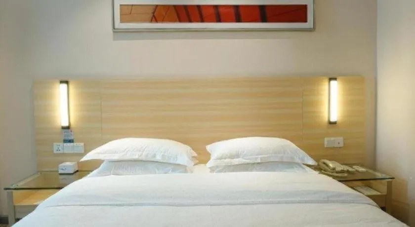 Bed in City Comfort Inn Dongguan Shilong Huixing Commercial Center