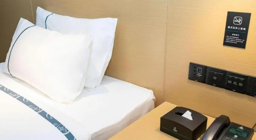 Bed in City Comfort Inn Wuzhou High-speed Railway Station Canghai Lake Park