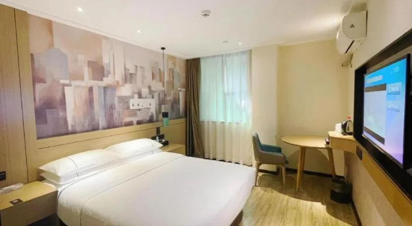 Bed in City Comfort Inn Wuzhou High-speed Railway Station Canghai Lake Park