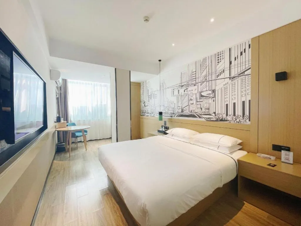 Bed in City Comfort Inn Wuzhou High-speed Railway Station Canghai Lake Park