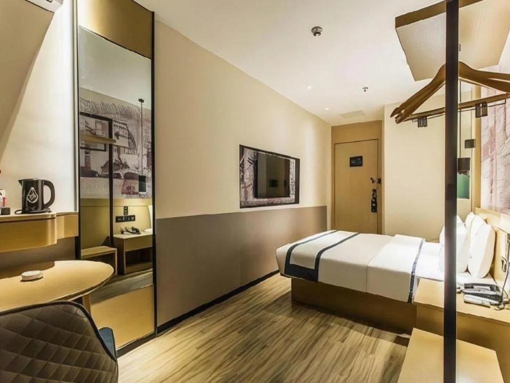 Bed in City Comfort Inn Wuzhou High-speed Railway Station Canghai Lake Park