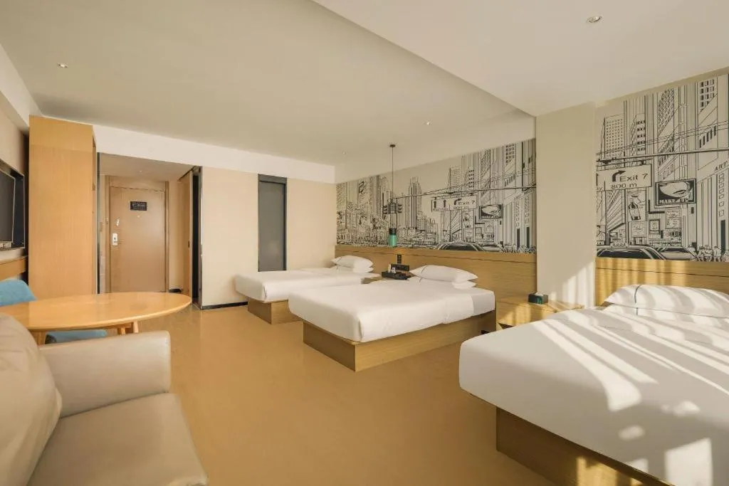 Bed in City Comfort Inn Wuzhou High-speed Railway Station Canghai Lake Park