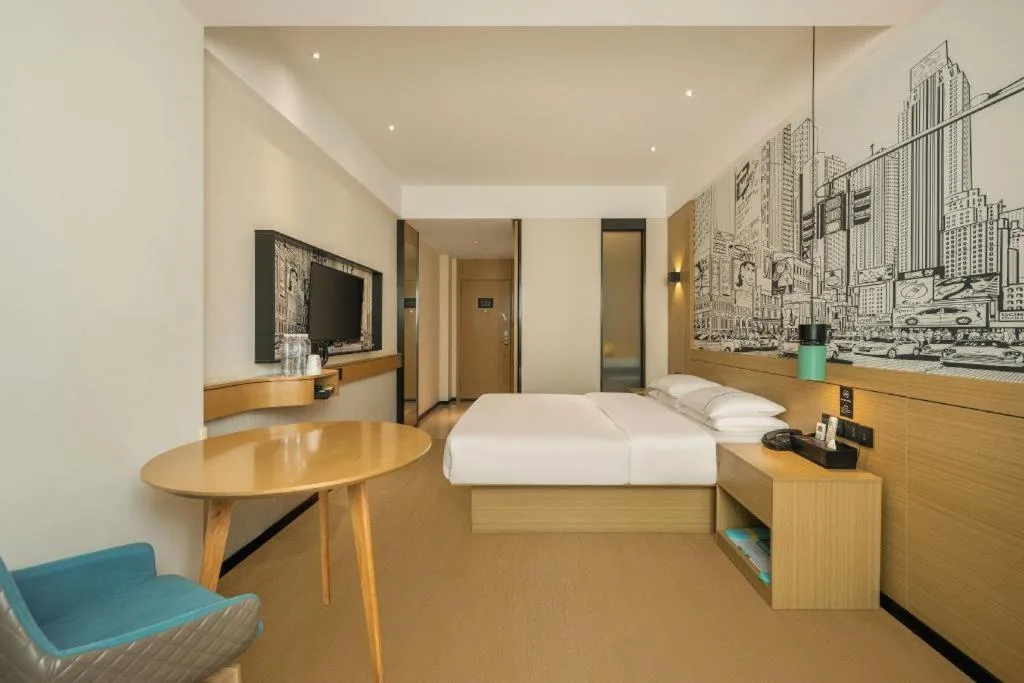 Bed in City Comfort Inn Wuzhou High-speed Railway Station Canghai Lake Park