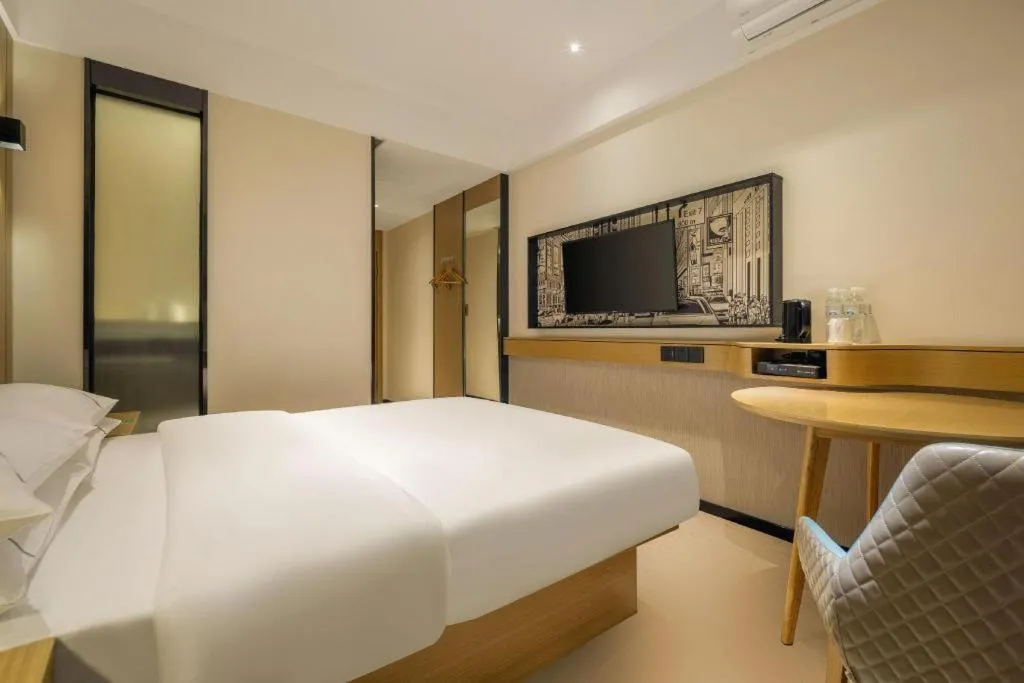 Bed in City Comfort Inn Wuzhou High-speed Railway Station Canghai Lake Park