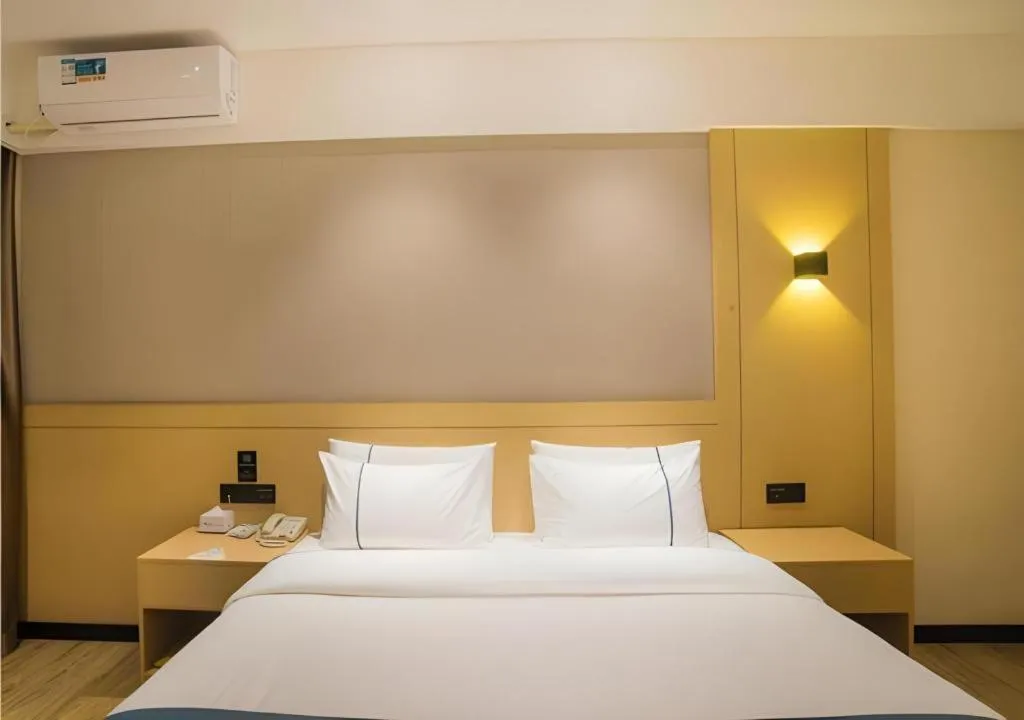 Bed in City Comfort Inn Liuzhou Longtan Park Ma'anshan Baiyun