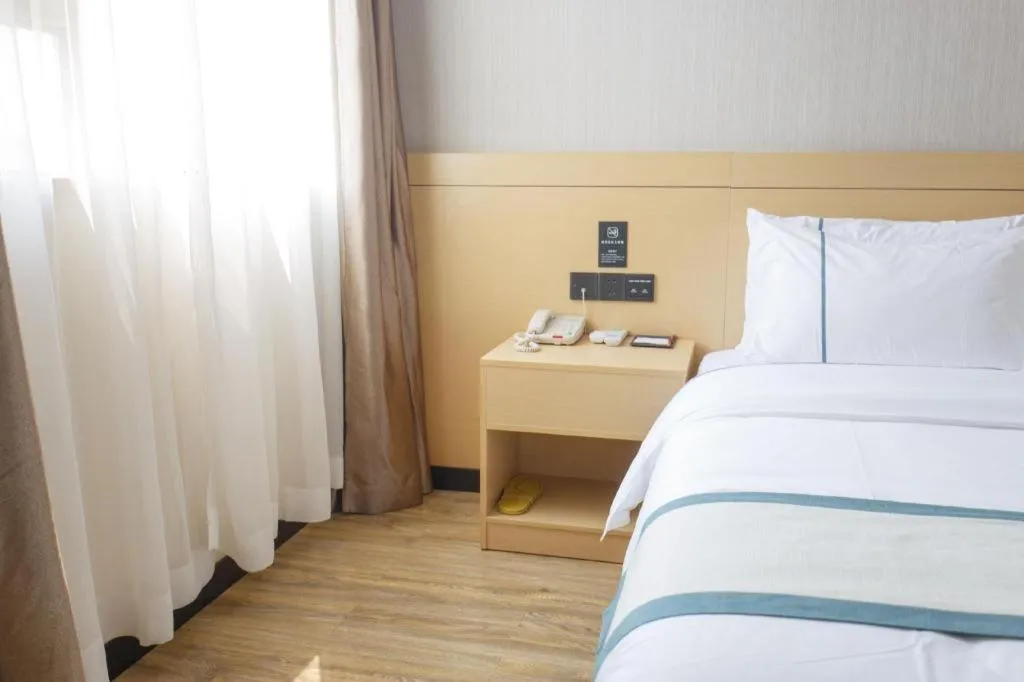 Bed in City Comfort Inn Liuzhou Longtan Park Ma'anshan Baiyun