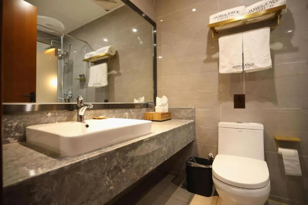 James Joyce Coffetel Xinyang Municipal Government Railway Station