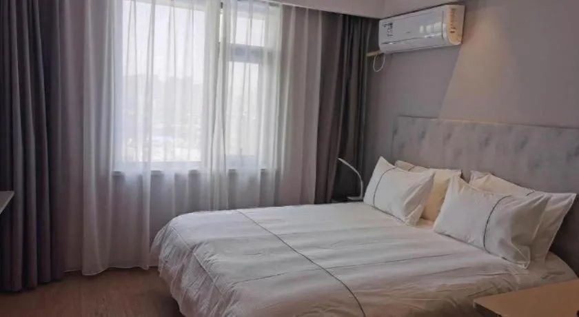 Bed in Magnotel Hotel Suzhou Wanda Plaza Huaihai Road