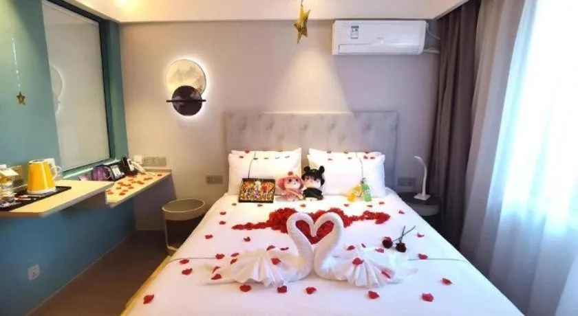 Bed in Magnotel Hotel Suzhou Wanda Plaza Huaihai Road
