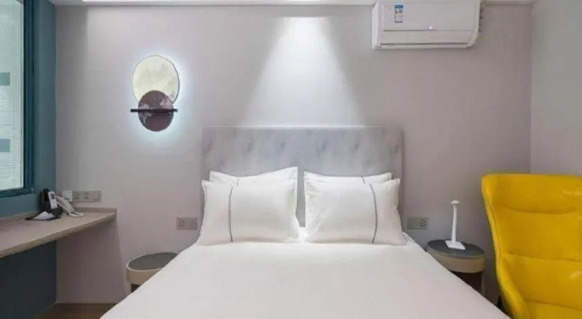 Bed in Magnotel Hotel Suzhou Wanda Plaza Huaihai Road