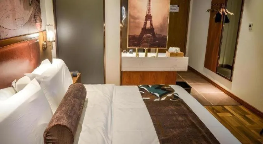 Bed in James Joyce Coffetel Luoyang Longmen High-speed Railway Station Baolong Plaza