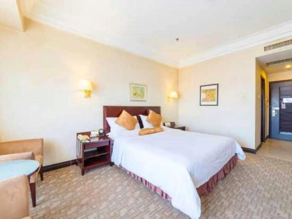 Bed in Jinjiang Hotel Qianan