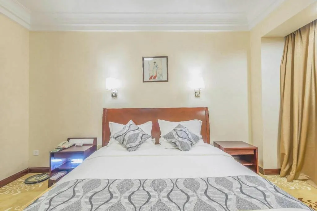 Bed in Jinjiang Hotel Qianan