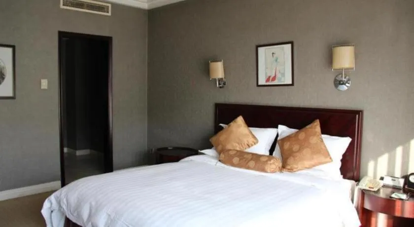 Bed in Jinjiang Hotel Qianan