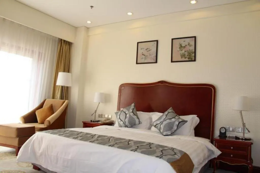 Bed in Jinjiang Hotel Qianan