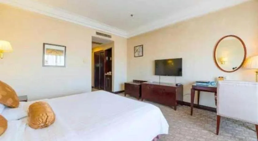 Bed in Jinjiang Hotel Qianan