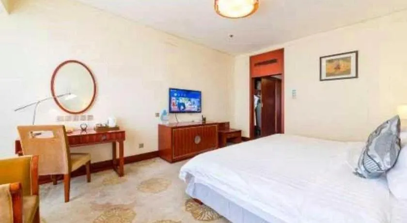 Bed in Jinjiang Hotel Qianan